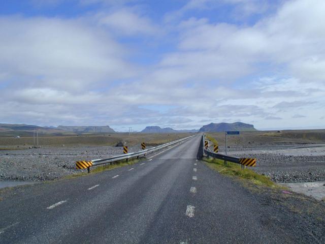 Núverandi brú var reist árið 1967.
