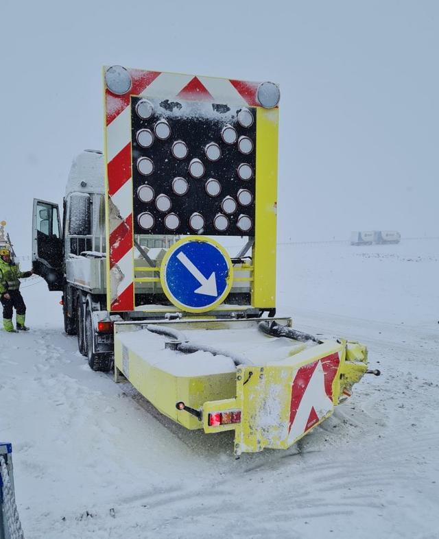 Öryggispúðinn gefur eftir þegar ekið er á hann og ver þannig starfsmenn að störfum fyrir framan bílinn en einnig farþega í bílnum sem ekur á púðann.
