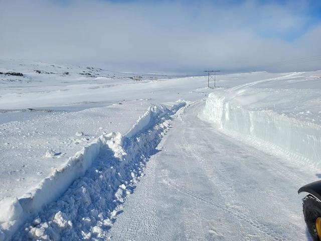 Á stöku stað voru skaflarnir 5 metra háir.