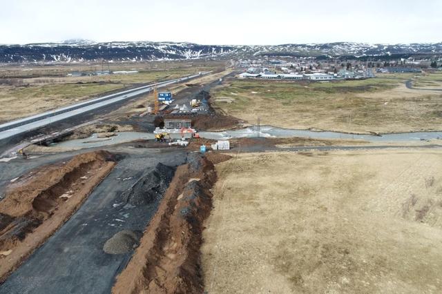 Vinna við verkið Hringvegur (1), Biskupstungnabraut - Hveragerði: Ölfusvegur um Varmá sem boðið var út í nóvember. Það er nýbygging um 780 metra langs vegar og bygging nýrrar brúar á Varmá.