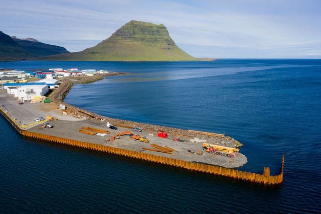 Lenging Norðurgarðs og uppsetning stálþils á Grundarfirði.