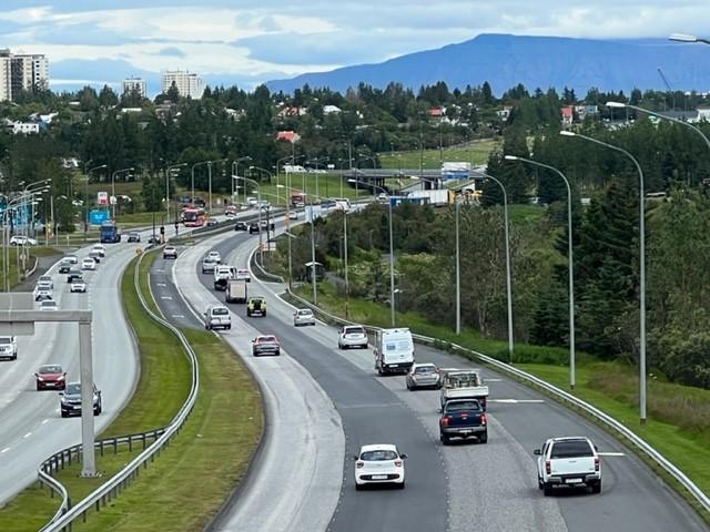 Vinstribeygju akrein inn á Bústaðaveg hefur verið lengd úr 110 m í 220 m.
