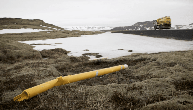 Stikur liggja víða meðfram vegum eftir veturinn.