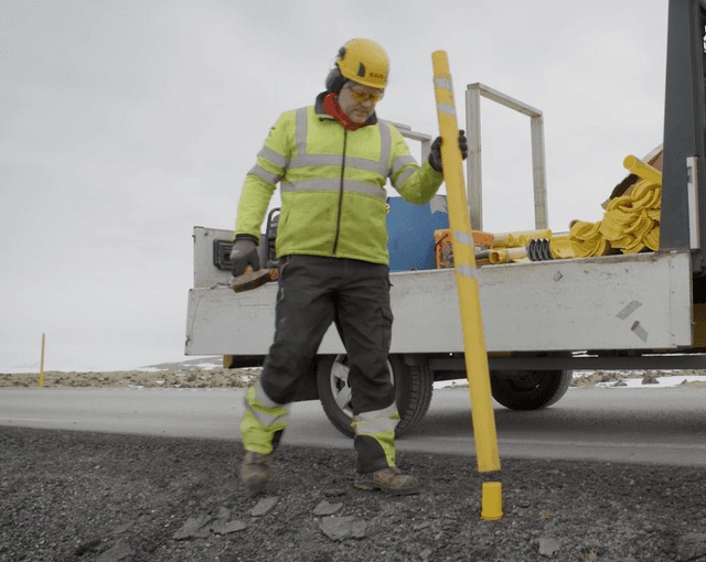 Plaststika með gliti er fest í járnfót.Plaststika með gliti er fest í járnfót.