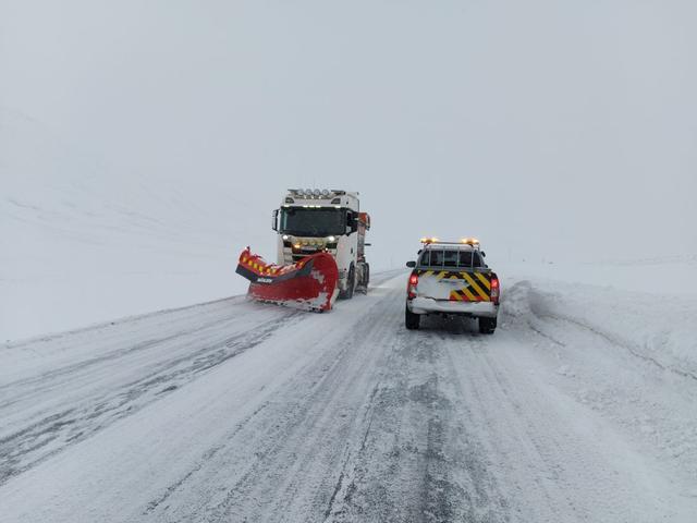 Afleitt veður og snjókoma varð til þess að ekki var hægt að opna heiðina fyrr en í gærkvöldi.