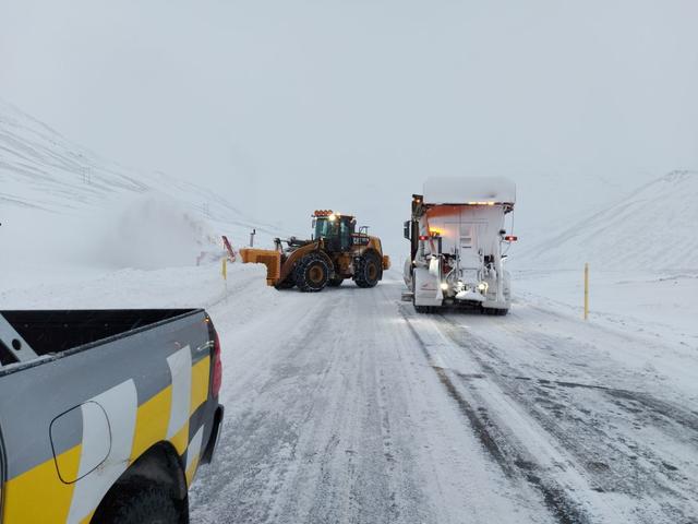 Vel gengur að ryðja burt snjó á Öxnadalsheiði.