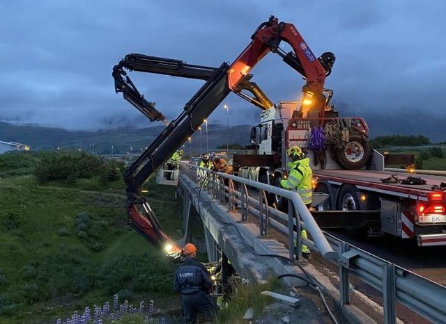 Brúavinnuflokkur Vegagerðarinnar gerir við brúna yfir Köldukvísl sumarið 2021.
