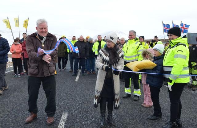 Sigurður Ingi Jóhannsson og Bergþóra Þorkelsdóttir klippa á borðann