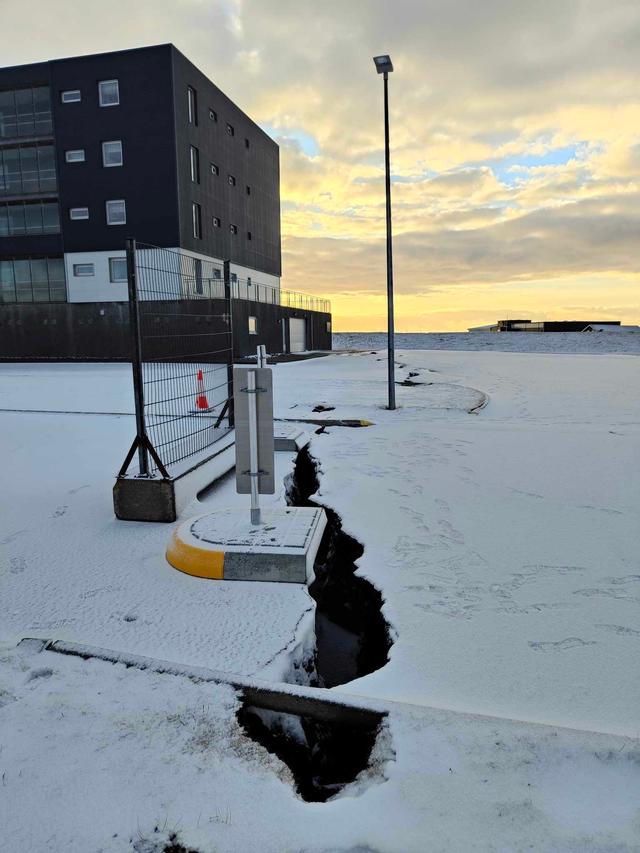 Miklar skemmdir eru á vegum innanbæjar.