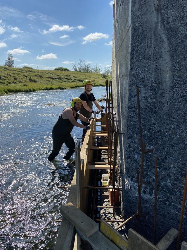 Starfsmenn brúavinnuflokksins frá Vík, Garðar Ingvar Geirsson og Birgir Þór Brynjarsson, að störfum í Kálfá í sumar.
