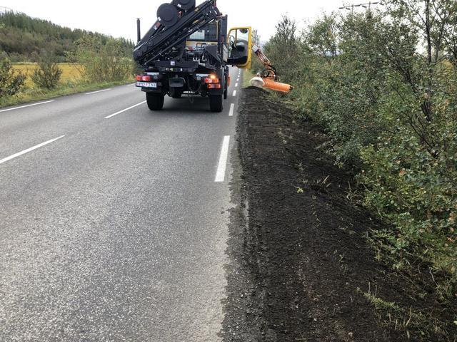 Kanttætari að störfum á Eyjafjarðarbraut eystri.