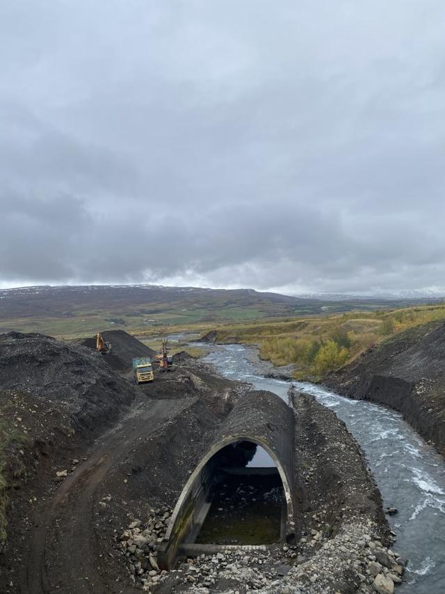 Þverá. Brjóta þarf niður neðri hluta ræsis og endurbyggja það frá grunni.
