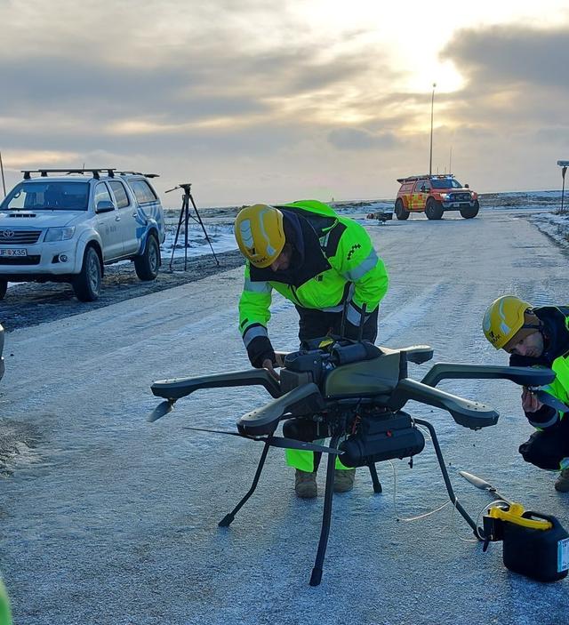 Á milli flugferða þarf að hlaða drónana