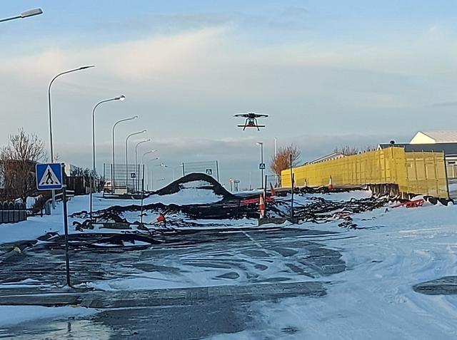 Fyrsti áfanginn í verkefninu verður að kortleggja jarðveg undir helstu stofnleiðum inn og út úr bænum .
