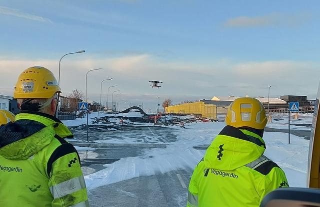 Starfsfólk Vegagerðarinnar við drónaflug í Grindavík.