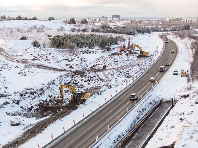 Unnið hefur verið að breikkun Breiðholtsbrautar.