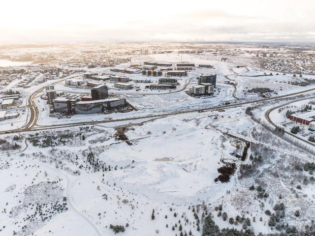 Unnið er við uppsteypu landstöpuls nýrrar brúar.