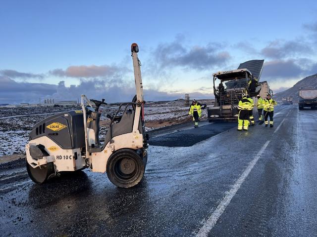 Kaflar á Grindavíkurvegi voru malbikaðir í gær.