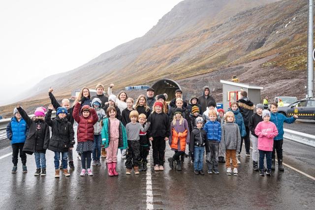 Börnin í Grunnskóla Þingeyrar voru glöð að fá að aka fyrst í gegn um göngin. Mynd/Ágúst Atlason
