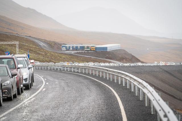 Löng bílaröð myndaðist beggja megin ganganna. Hér má sjá röðina við gangamunnann Dýrafjarðarmegin. Mynd/Ágúst Atlason
