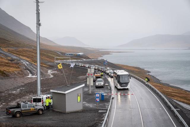 Löng bílaröð myndaðist beggja megin ganganna. Hér má sjá röðina við gangamunnann Dýrafjarðarmegin. Mynd/Ágúst Atlason
