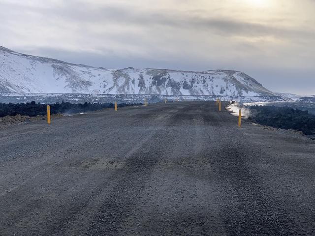 Vegurinn yfir hraunið.