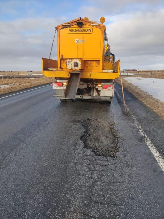 Starfsfólk á holufyllingarbílnum hefur verk að vinna þessa dagana.
