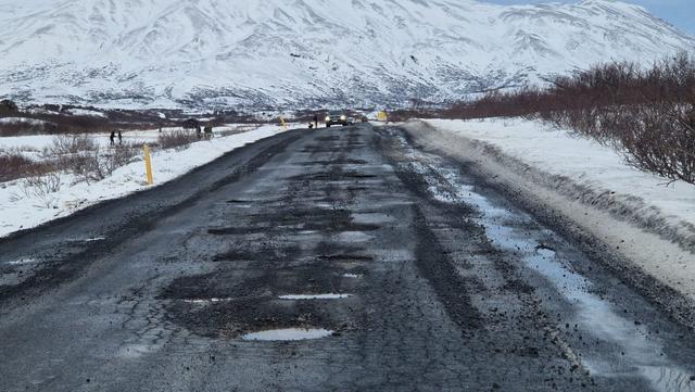 Vallavegur á Þingvöllum er afar illa farinn.