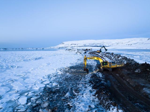 Verktaki við vinnu í Djúpafirði.