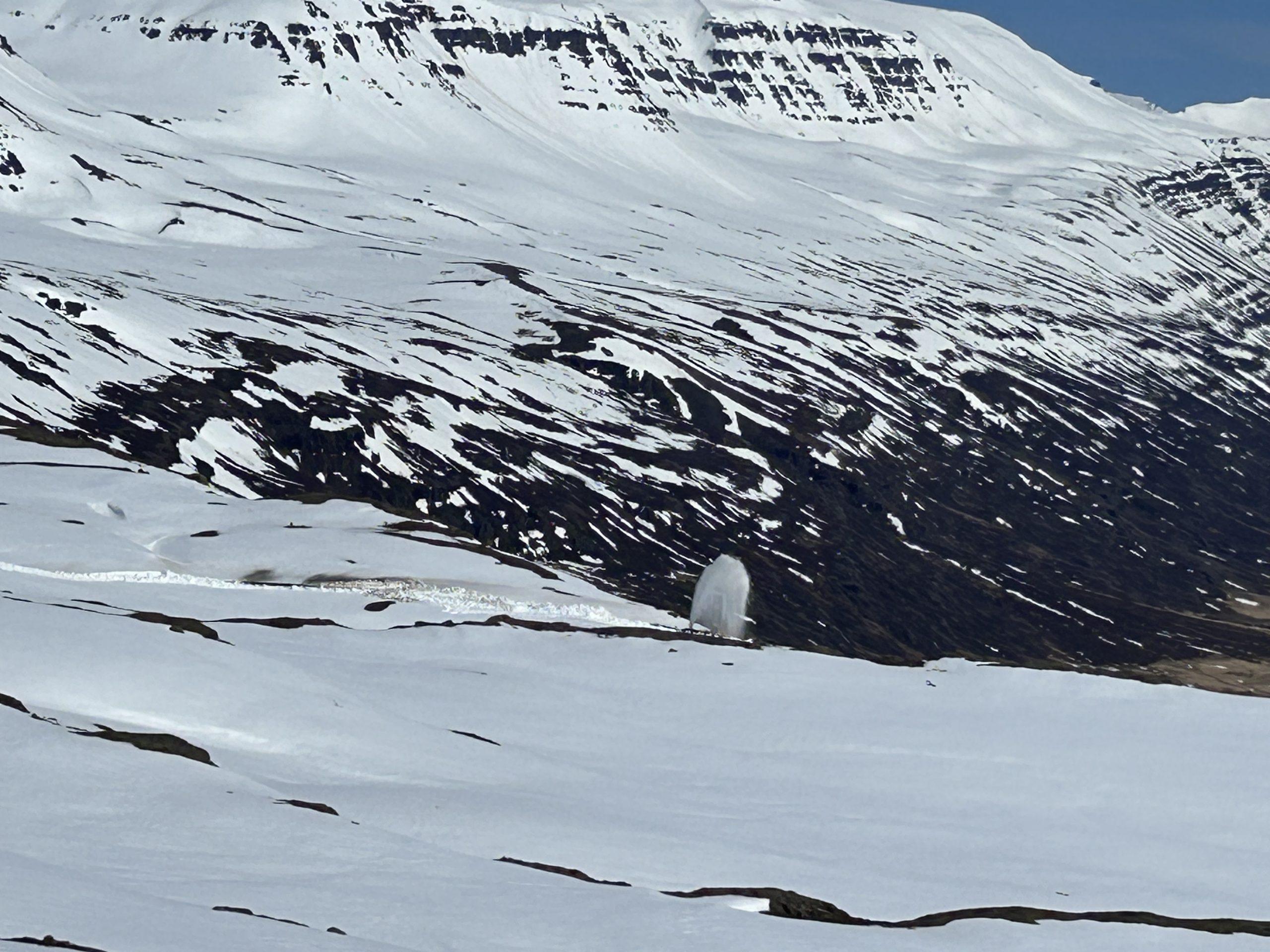 Mikill snjór er á Mjóafjarðarheiði.
