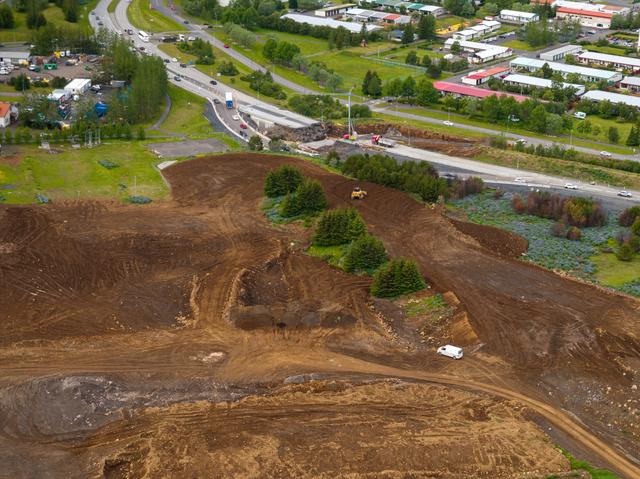 Efni úr framkvæmdinni er notað til að móta land í nýjum Vetrargarði.