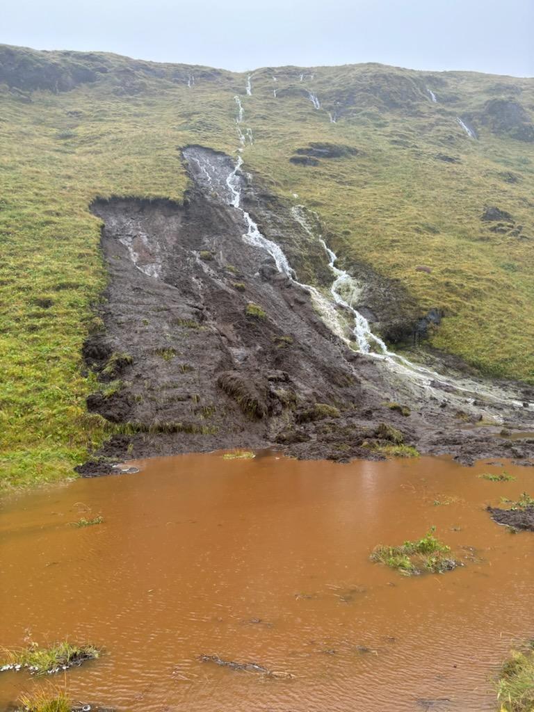 Hlíðin við bæinn Dalshöfða austan Kirkjubæjarklaustur skreið fram um helgina.