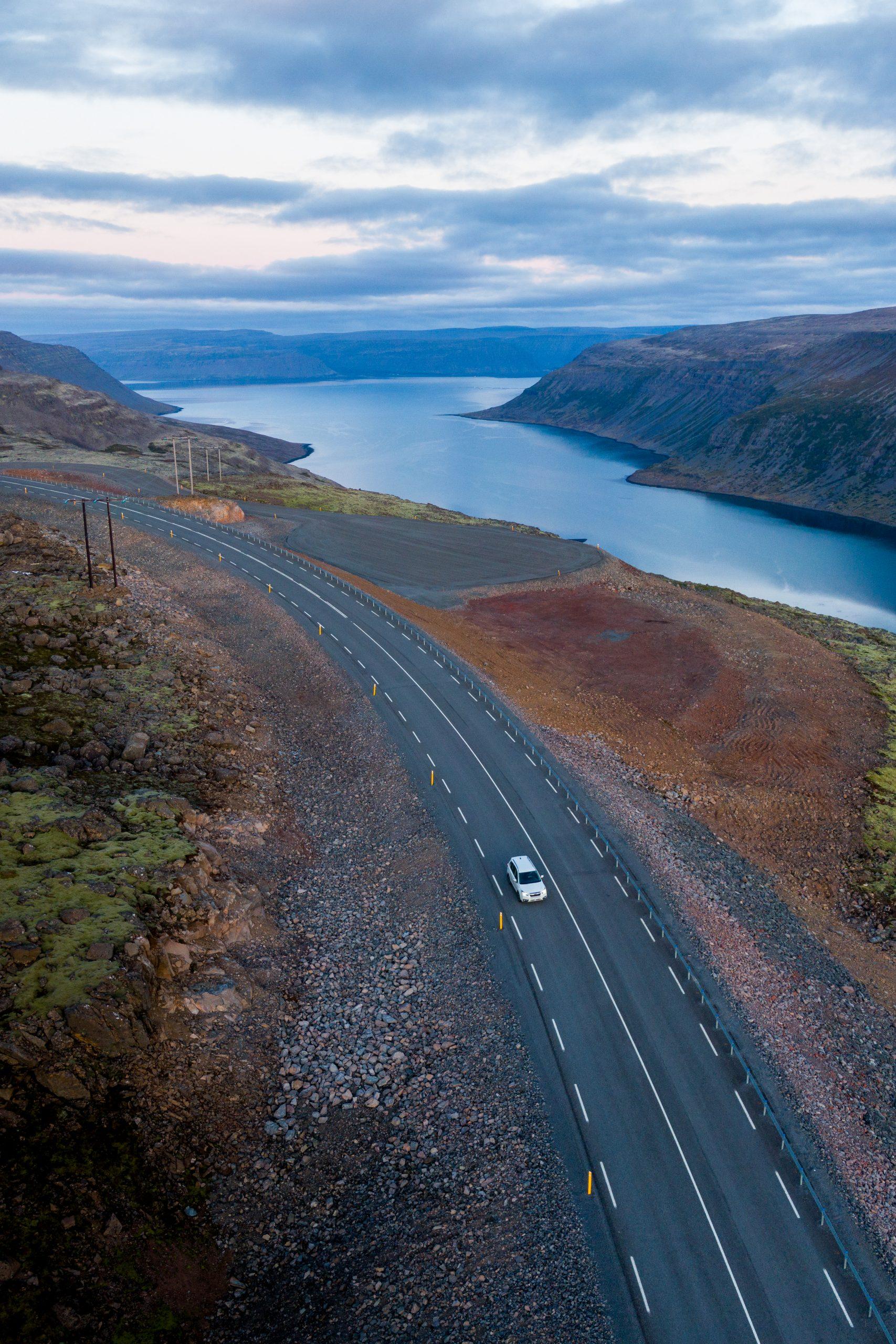 Úsýnið frá áningarstaðnum við Geirþjófsfjörð er glæsilegt. Myndir: Haukur Sigurðsson