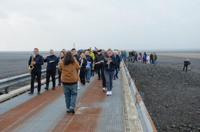 Lúðrasveit Hornafjarðar spilaði og fór fyrir hópnum upp á gömlu Skeiðarárbrúna.