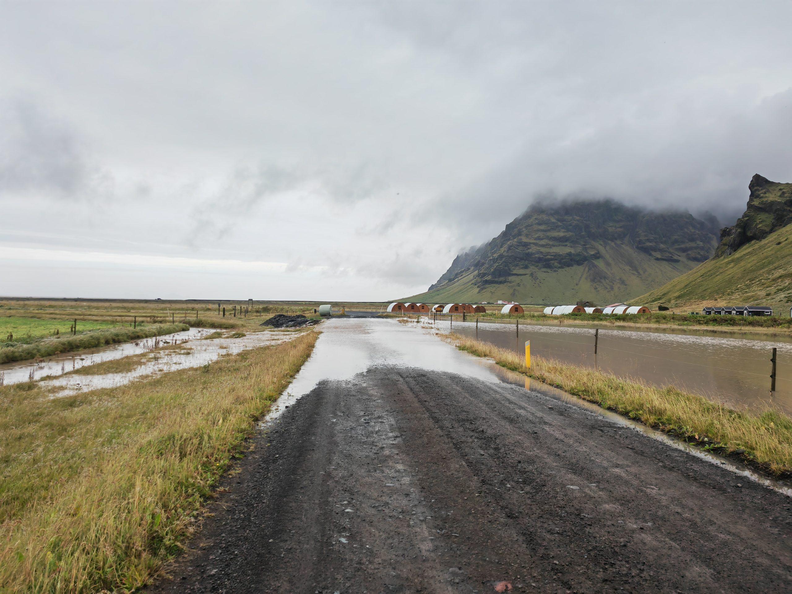 Vatn flaut yfir vegi og tún þegar varnargarður fór í sundur við ánna Laugará undir Eyjafjöllum.