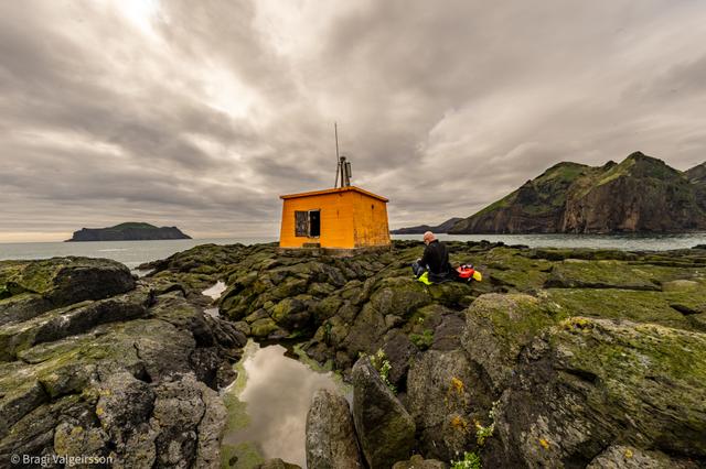 Faxaskersviti er á Faxaskeri við Vestmannaeyjar. Vitinn er frá árinu 1950 og var fyrst byggður sem neyðarskýli en síðar var sett gasljósker í hann. Mynd: Bragi Valgeirsson