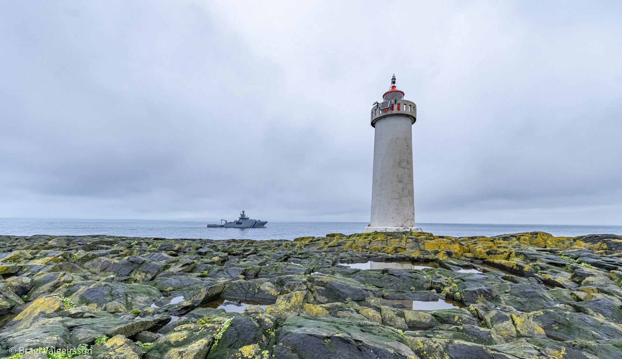 Hrolllaugseyjaviti er úti fyrir suðausturströndinni. Mynd/Bragi Valgeirsson