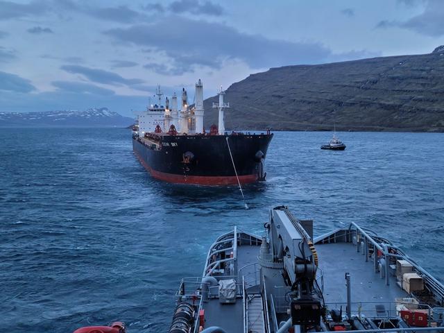 Varðskipið Þór þurfti að koma stóru flutningaskipi til bjargar og er hér komið með það í tog á leið til Reyðarfjarðar.   Mynd: Bragi Valgeirsson