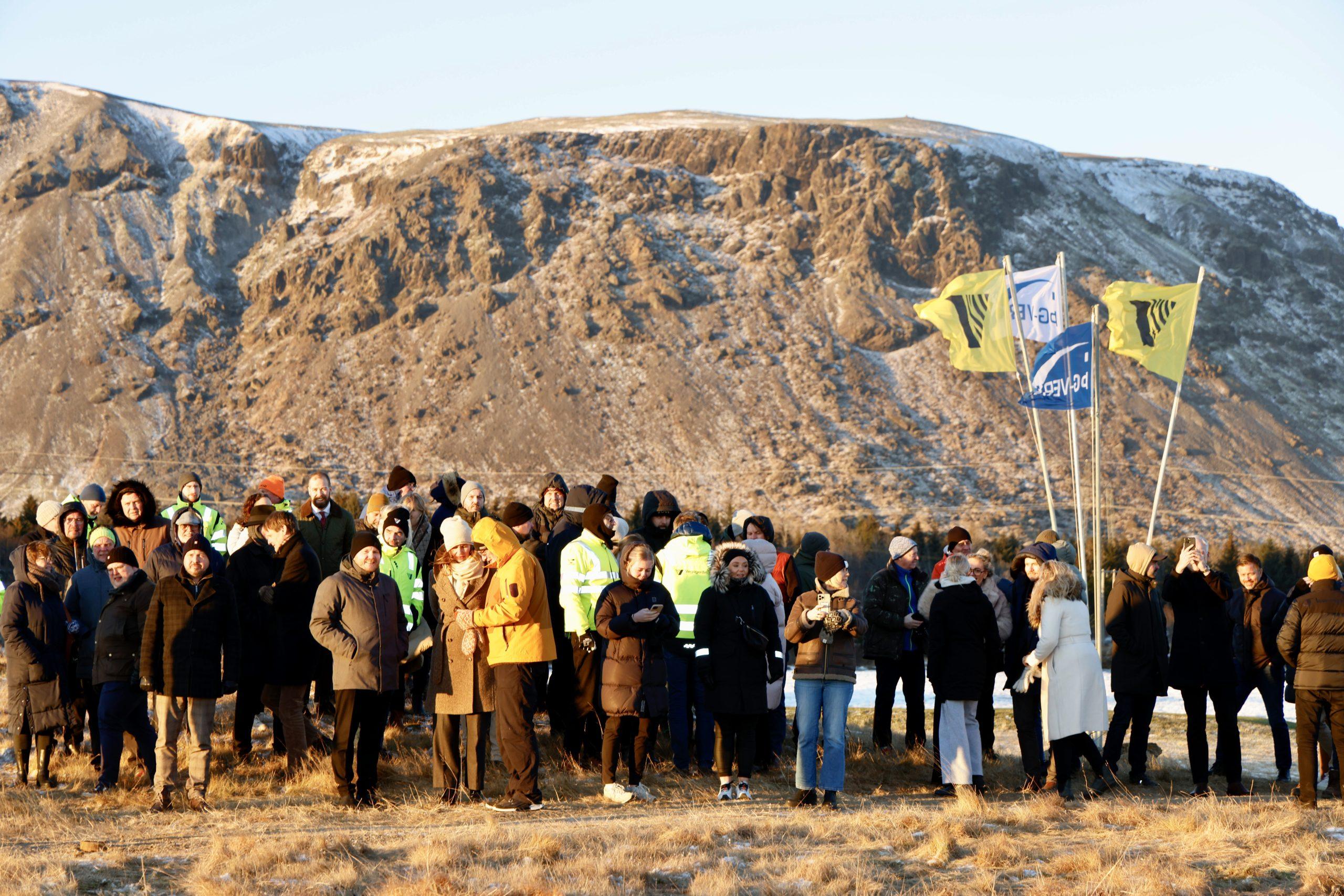 Um 130 manns mættu til að fylgjast með undirritun verksamnings og skóflustungu vegna nýrrar brúar yfir Ölfusá.