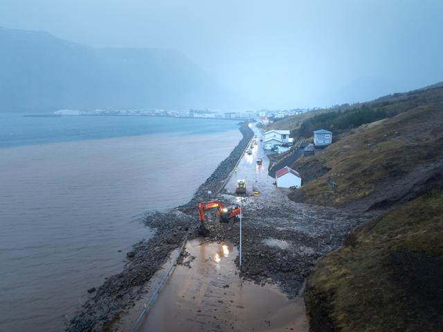 Aurskriður á Vestfjörðum. Skriða fellur úr Eyrarhlíð á Djúpveg (61) við Hnífsdal. 