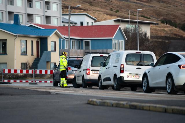 Aurskriður á Vestfjörðum. Skriða fellur úr Eyrarhlíð á Djúpveg (61) við Hnífsdal. 