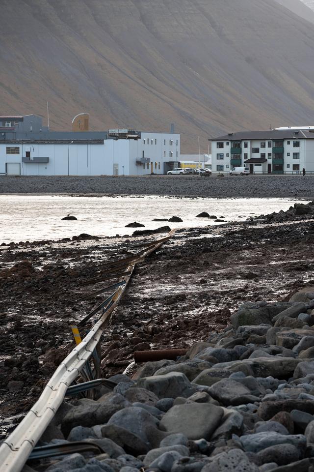 Aurskriður á Vestfjörðum. Skriða fellur úr Eyrarhlíð á Djúpveg (61) við Hnífsdal. 