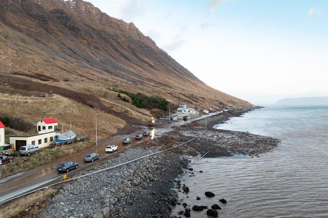 Aurskriður á Vestfjörðum. Skriða fellur úr Eyrarhlíð á Djúpveg (61) við Hnífsdal. 