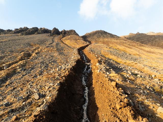 Aurskriður á Vestfjörðum. Skriða fellur úr Eyrarhlíð á Djúpveg (61) við Hnífsdal. 