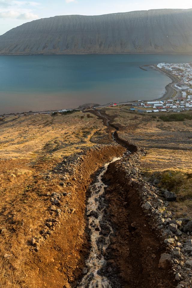 Aurskriður á Vestfjörðum. Skriða fellur úr Eyrarhlíð á Djúpveg (61) við Hnífsdal. 