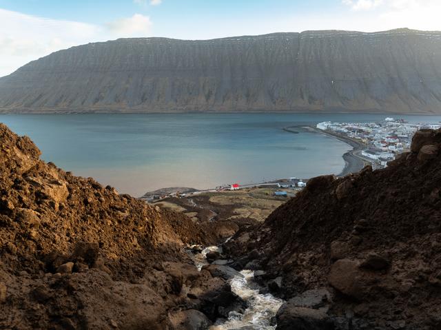 Aurskriður á Vestfjörðum. Skriða fellur úr Eyrarhlíð á Djúpveg (61) við Hnífsdal. 