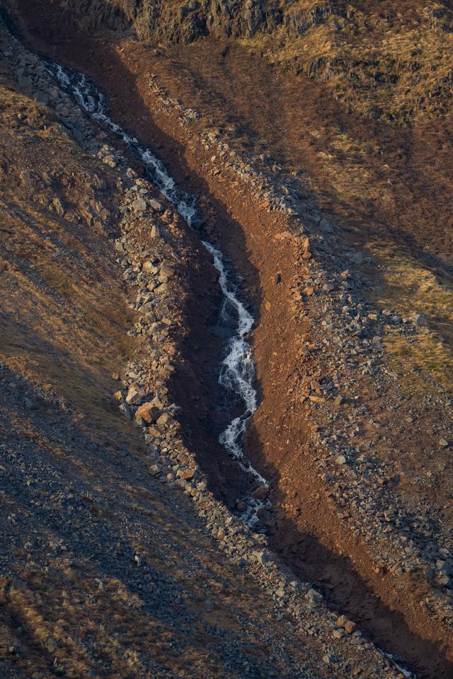 Aurskriður á Vestfjörðum. Skriða fellur úr Eyrarhlíð á Djúpveg (61) við Hnífsdal. 