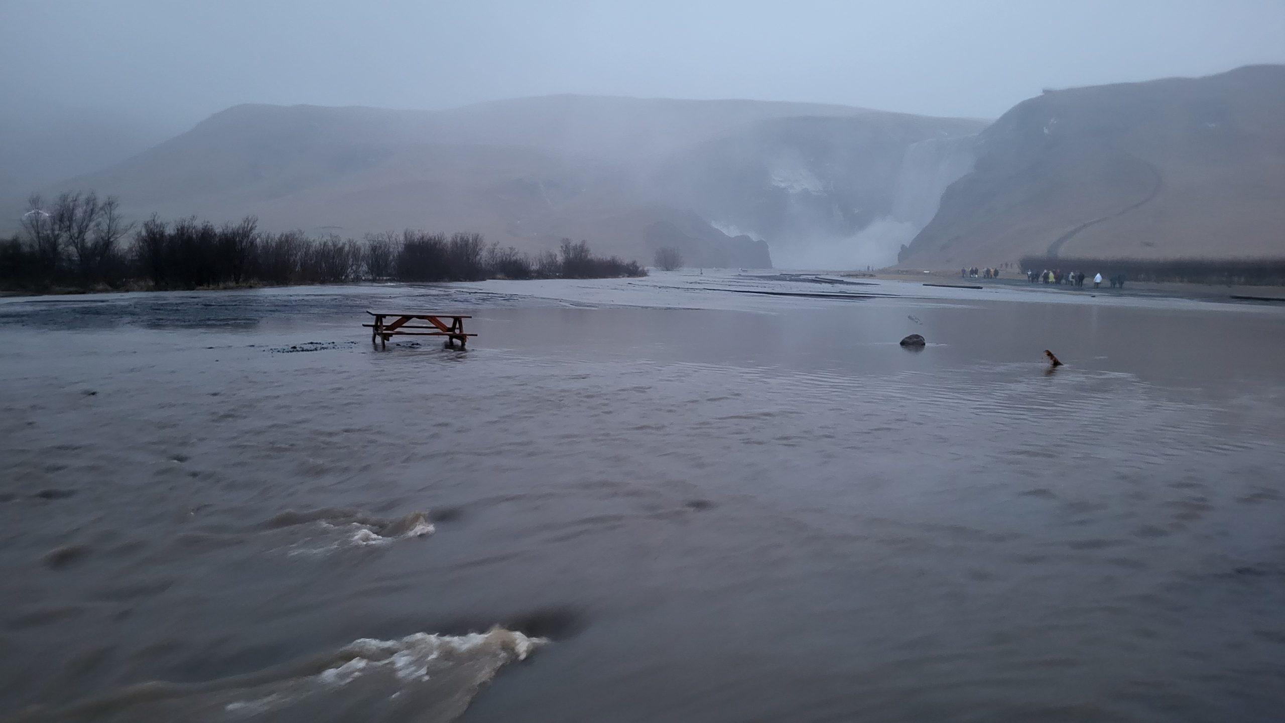 Við Skógafoss var allt umflotið vegna vatnavaxta.