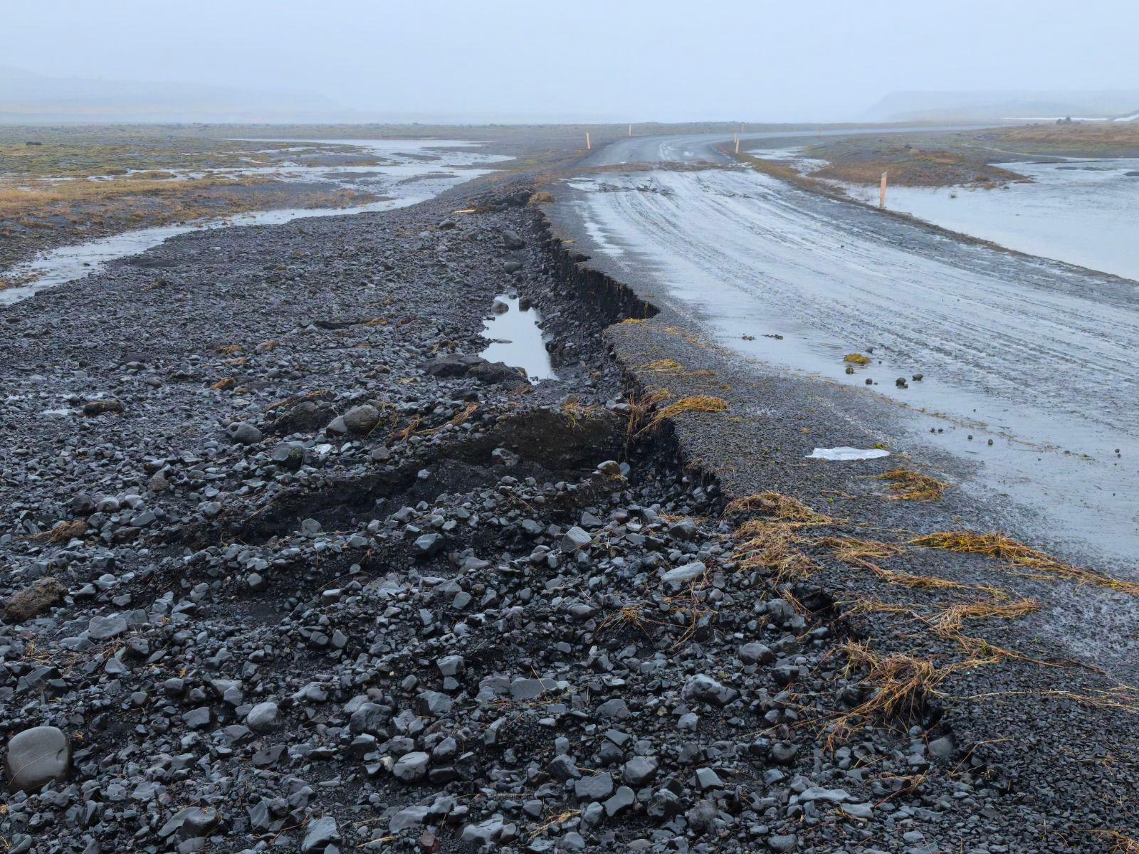 Eitthvað er um kantskemmdir en unnið er að viðgerðum.