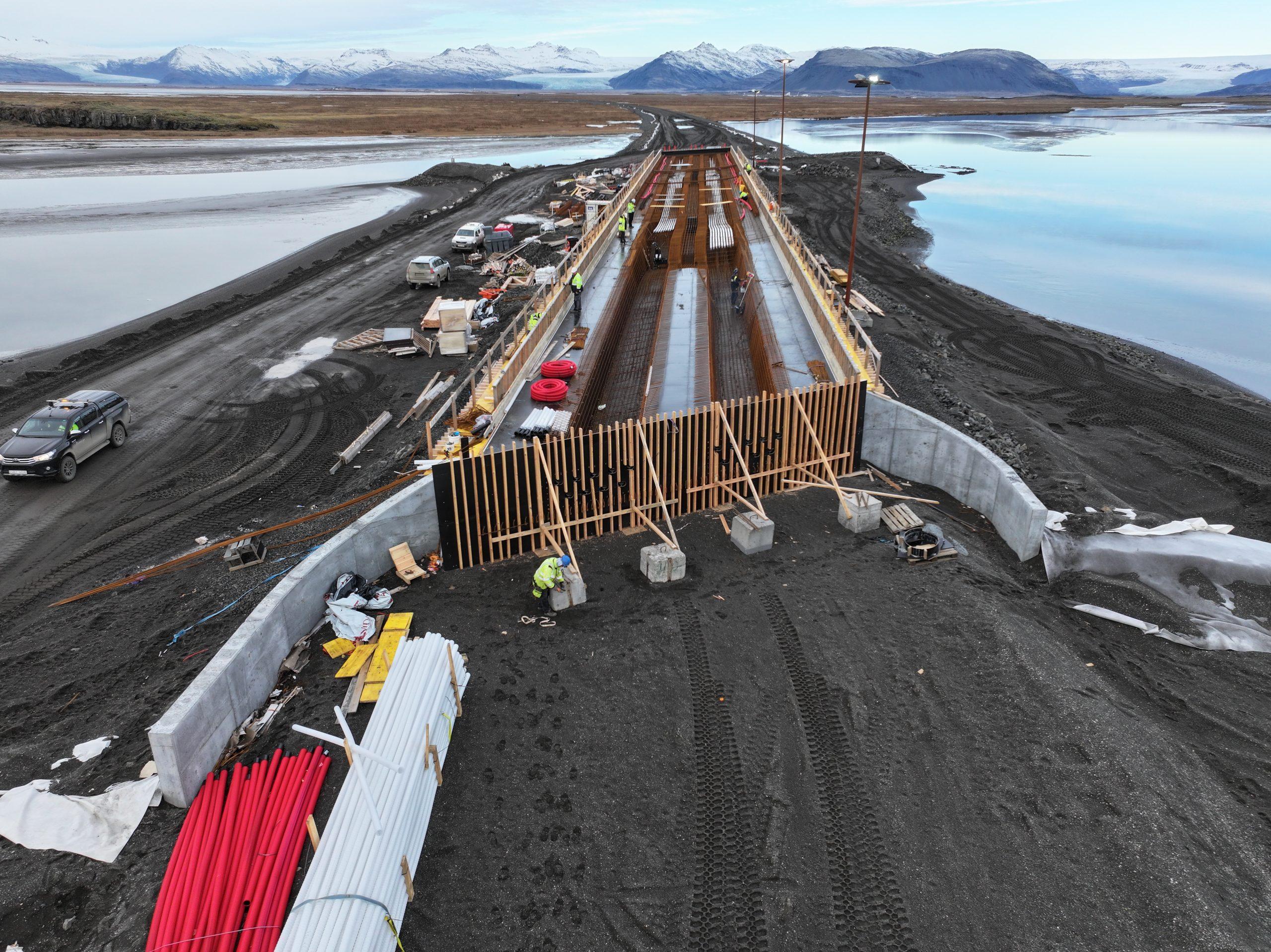 Brúin yfir Hoffellsá er 114 metra löng. Stefnt var að því að klára brúargerðina um miðjan nóvember.